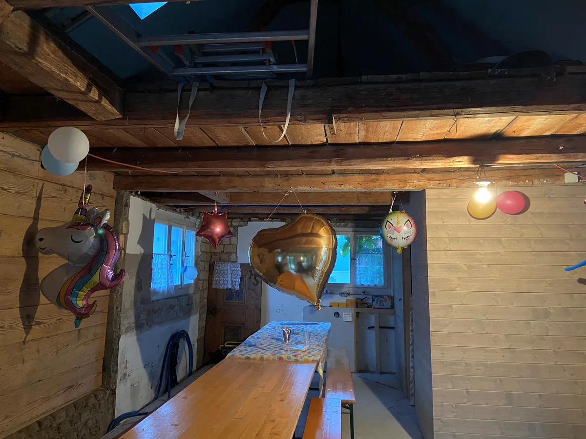 Eine Küche will die Familie Bochsler in den Partyraum bauen – und oben soll man schlafen können. Partyraum mit grossem Herz-Ballon und einem Einhorn.